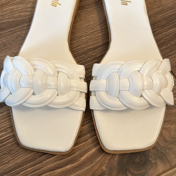 NEW SHEIN flat sandals - Picture 3 of 5